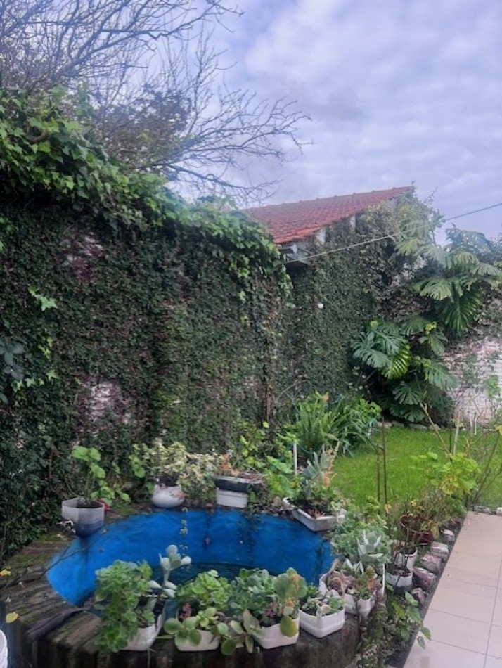 venta casa 3 ambientes con parque y garaje zona santa monica 