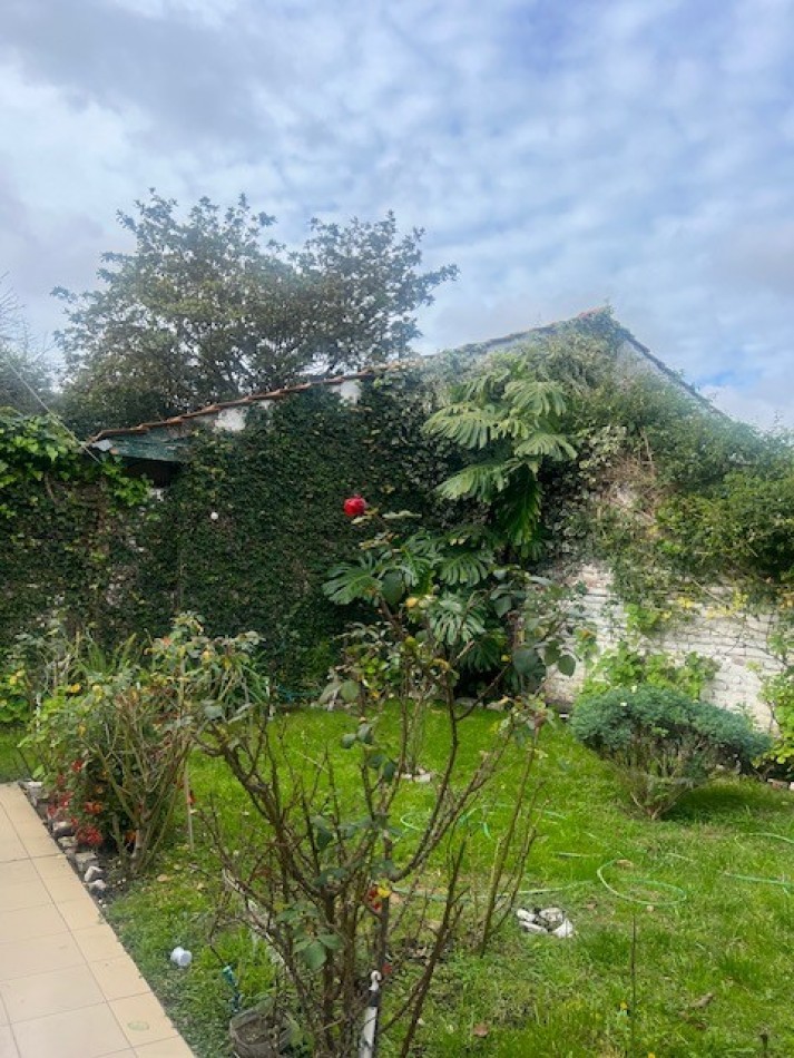 venta casa 3 ambientes con parque y garaje zona santa monica 