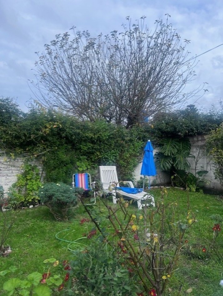 venta casa 3 ambientes con parque y garaje zona santa monica 