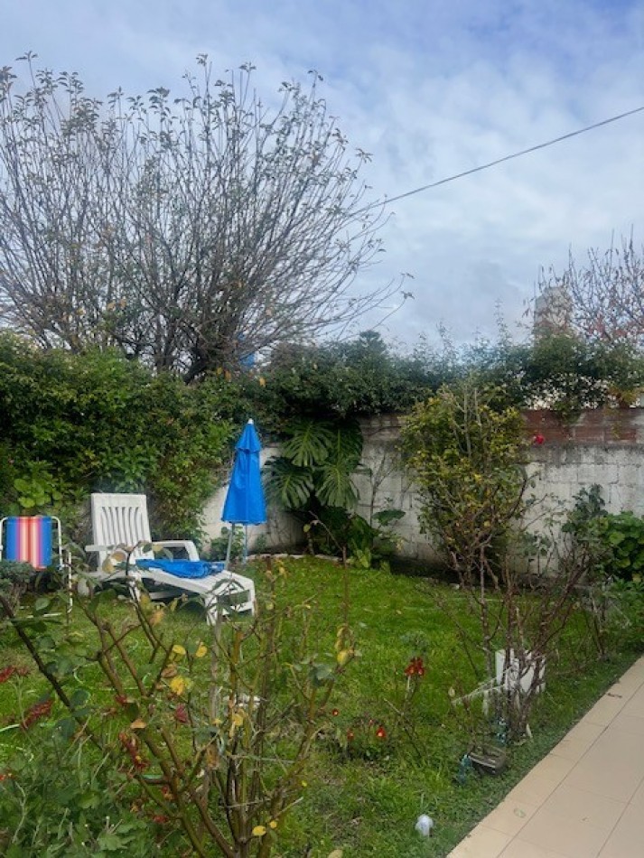 venta casa 3 ambientes con parque y garaje zona santa monica 