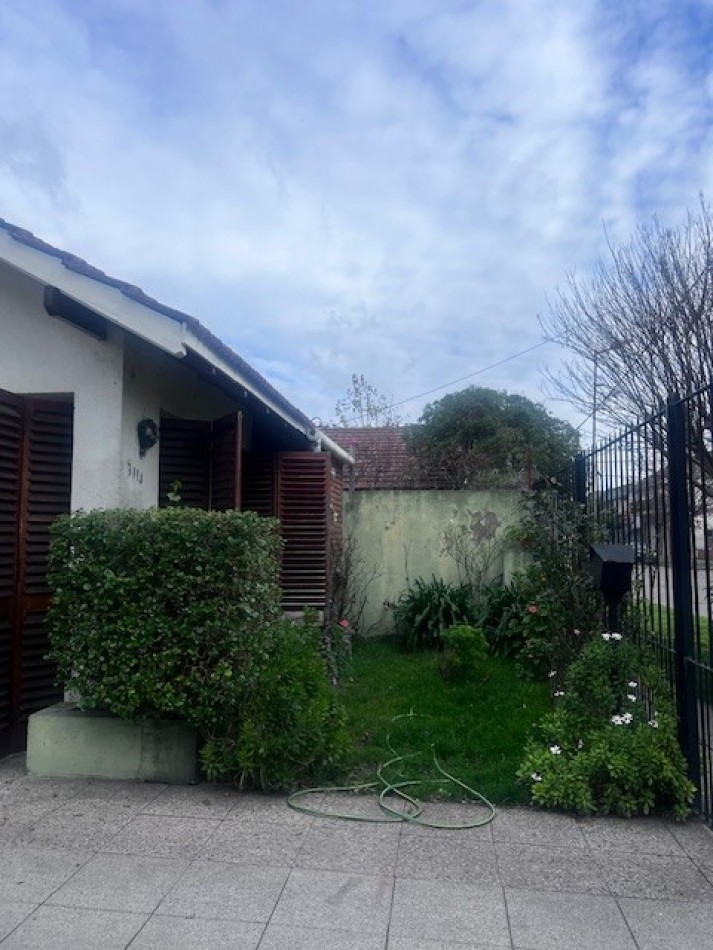 venta casa 3 ambientes con parque y garaje zona santa monica 
