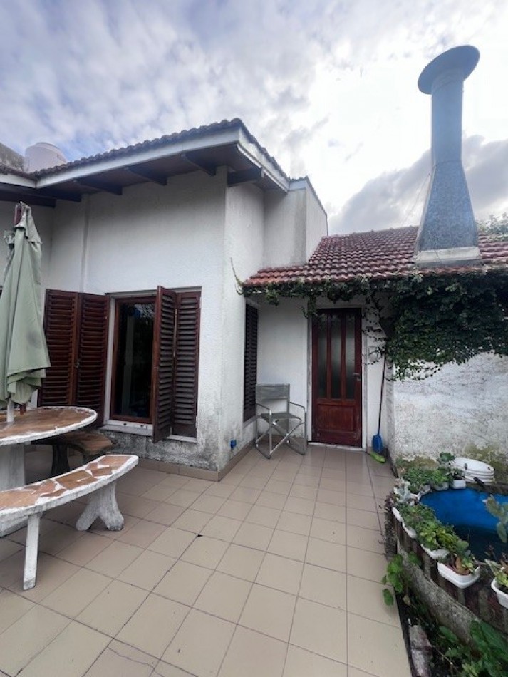 venta casa 3 ambientes con parque y garaje zona santa monica 