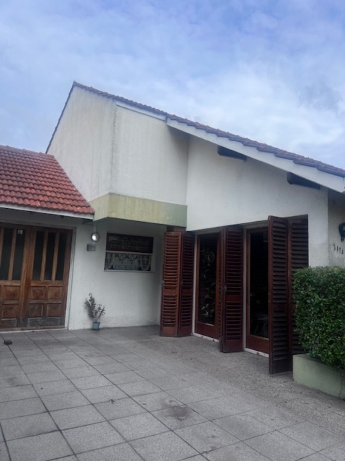 venta casa 3 ambientes con parque y garaje zona santa monica 