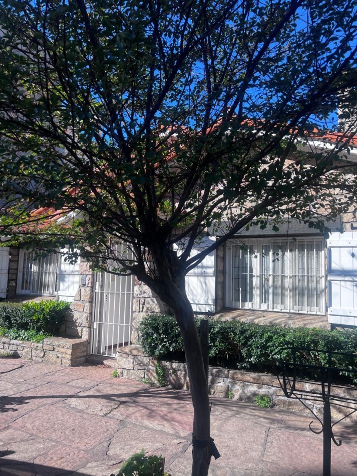 VENTA CASA 3 AMB CON DEPENDENCIA DOBLE GARAJE Y PATIO ZONA GUEMES 