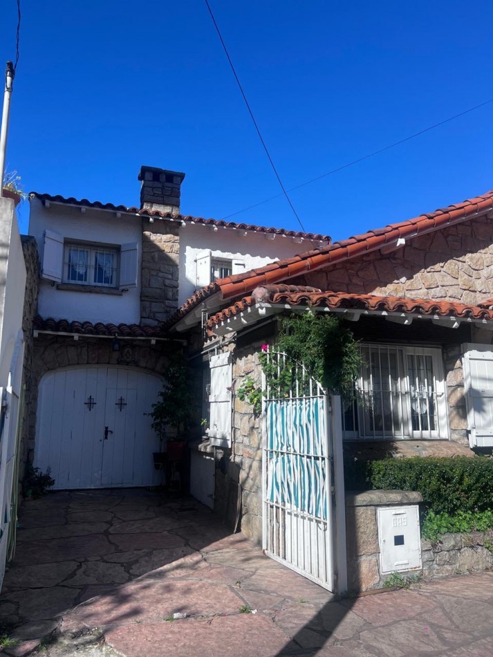 VENTA CASA 3 AMB CON DEPENDENCIA DOBLE GARAJE Y PATIO ZONA GUEMES 
