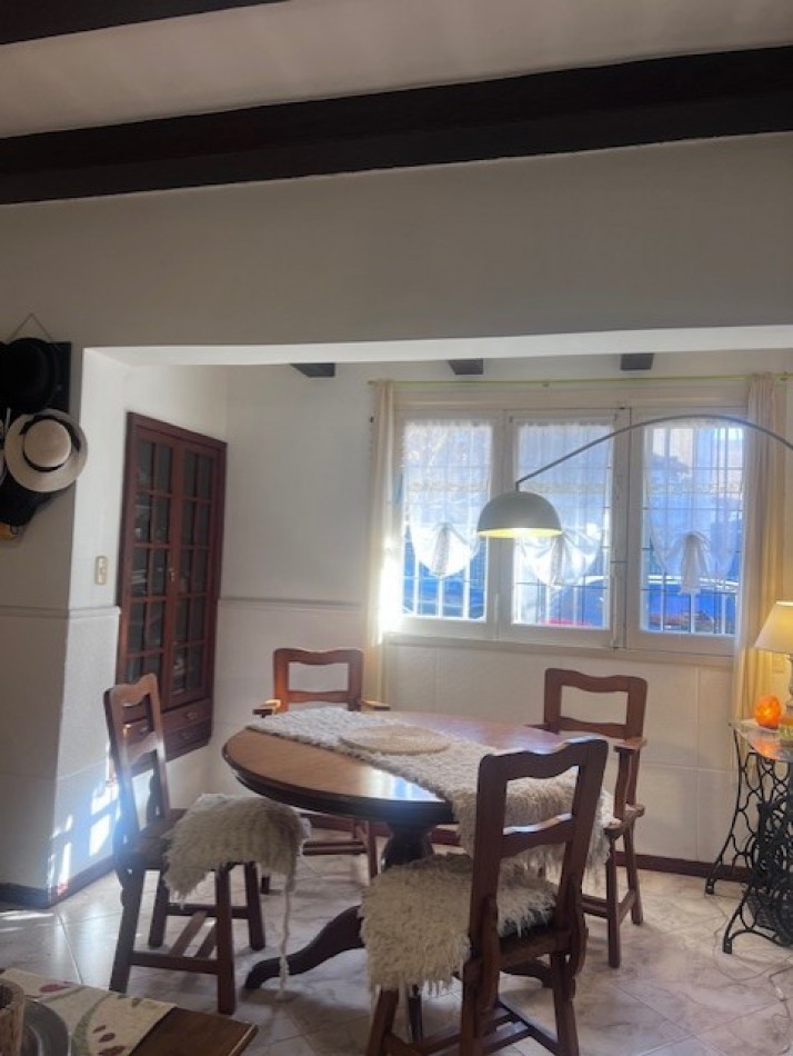 VENTA CASA 3 AMB CON DEPENDENCIA DOBLE GARAJE Y PATIO ZONA GUEMES 