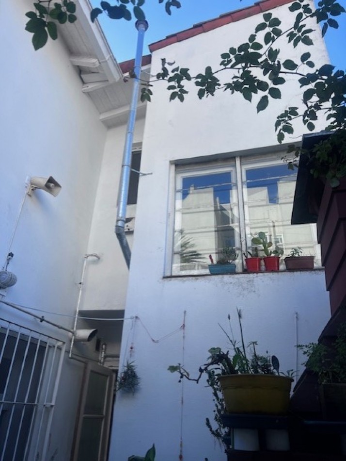 VENTA CASA 3 AMB CON DEPENDENCIA DOBLE GARAJE Y PATIO ZONA GUEMES 
