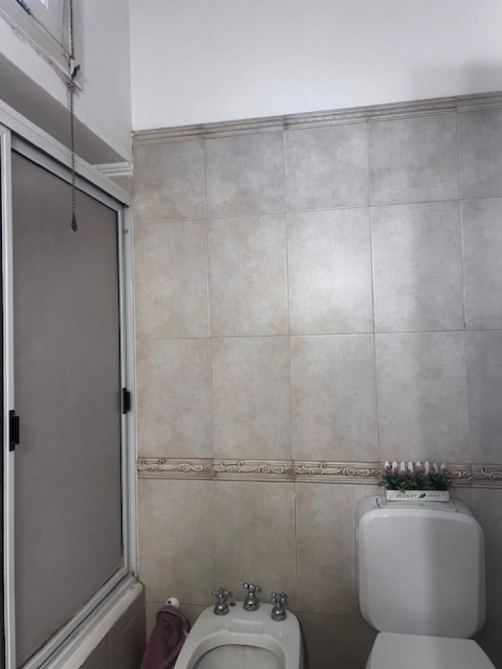 VENTA CASA 3 AMB CON DEPENDENCIA DOBLE GARAJE Y PATIO ZONA GUEMES 