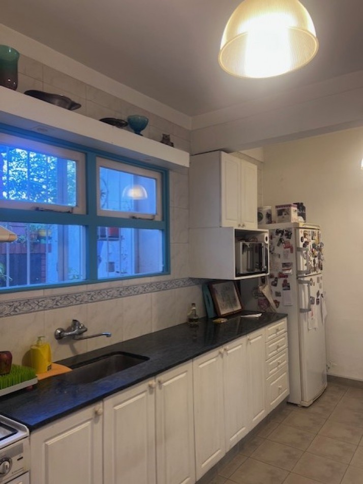 VENTA CASA 3 AMB CON DEPENDENCIA DOBLE GARAJE Y PATIO ZONA GUEMES 