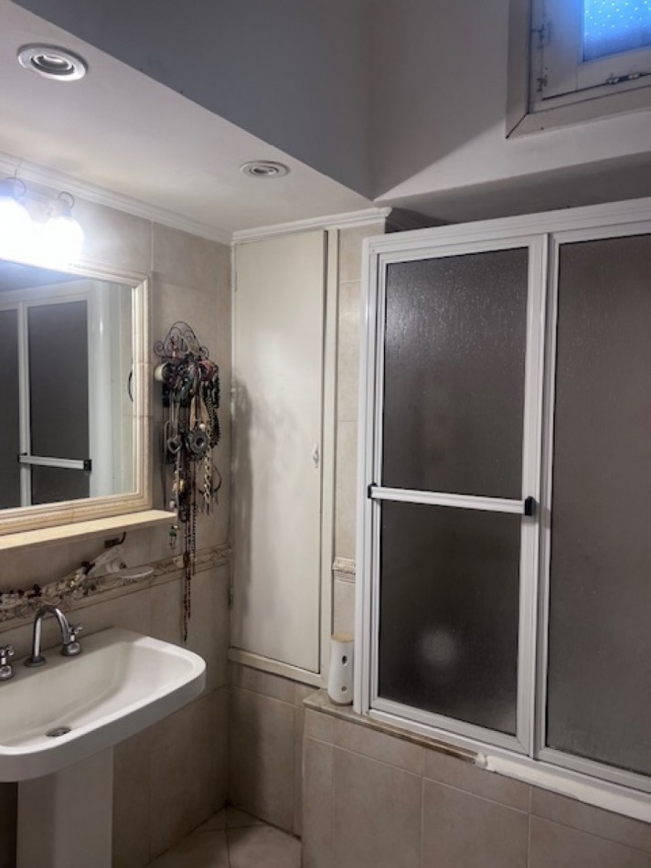 VENTA CASA 3 AMB CON DEPENDENCIA DOBLE GARAJE Y PATIO ZONA GUEMES 