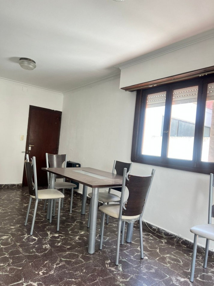 venta ph 3 ambientes con escritorio primer piso por escalera zona pringles 200