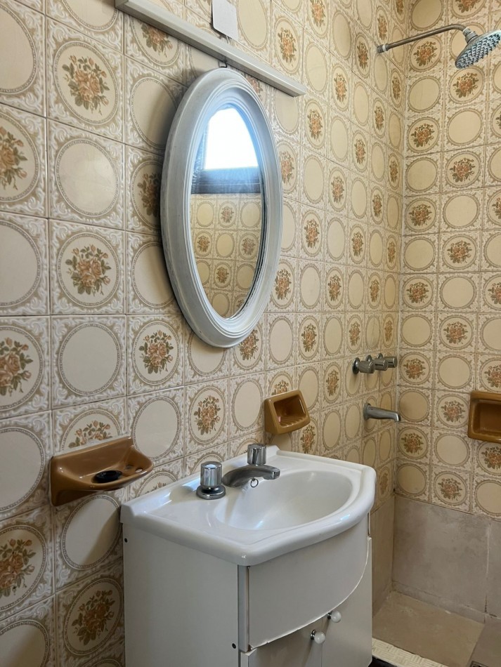 venta ph 3 ambientes con escritorio primer piso por escalera zona pringles 200