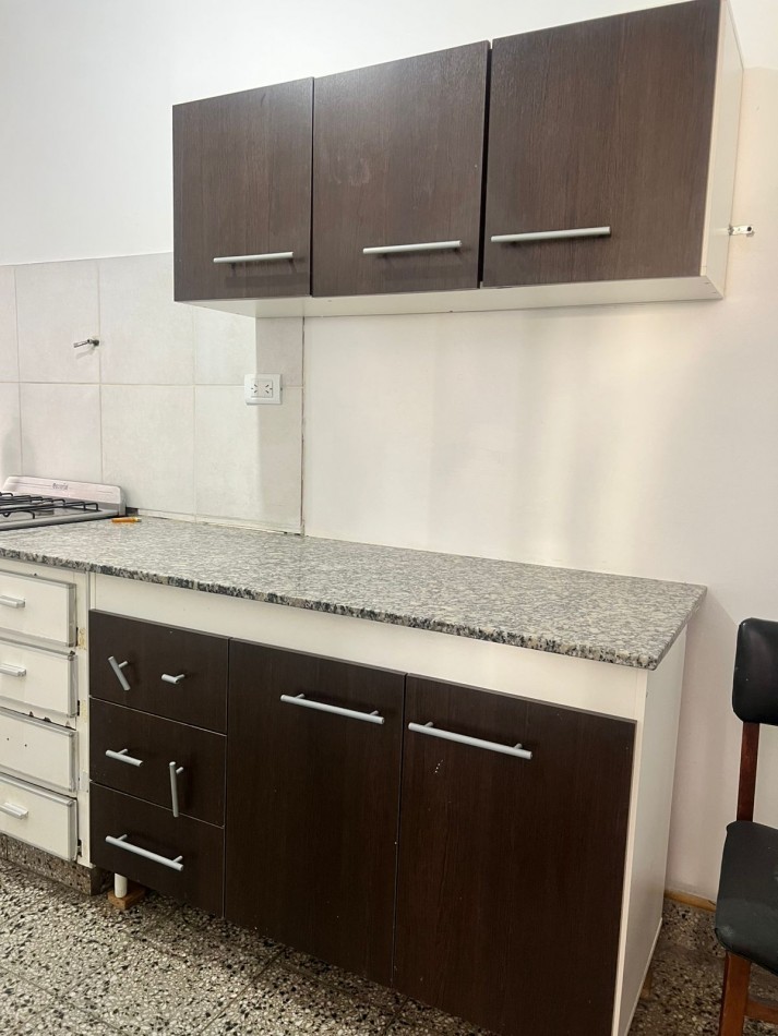 venta ph 3 ambientes con escritorio primer piso por escalera zona pringles 200