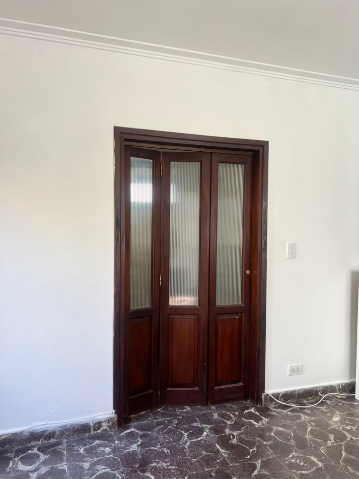 venta ph 3 ambientes con escritorio primer piso por escalera zona pringles 200