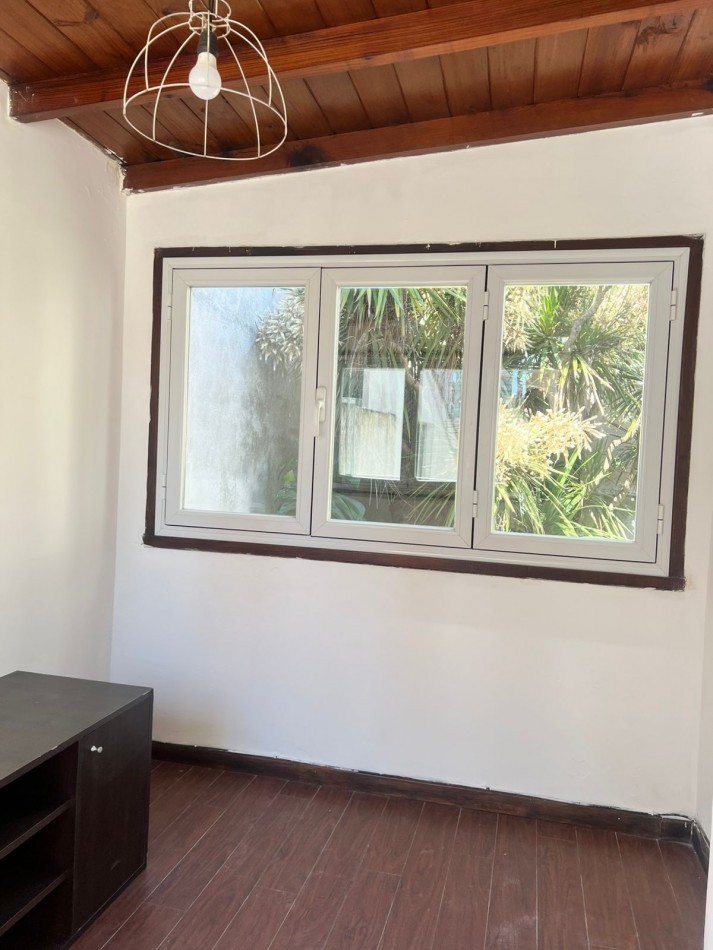 venta ph 3 ambientes con escritorio primer piso por escalera zona pringles 200