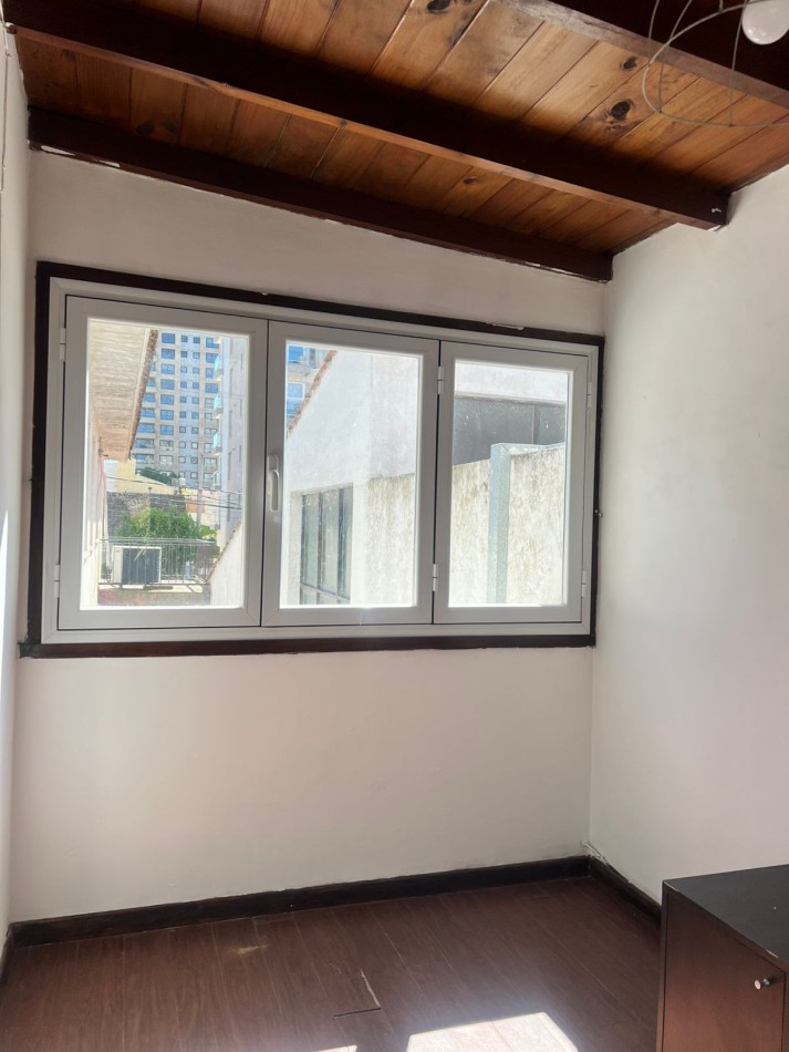 venta ph 3 ambientes con escritorio primer piso por escalera zona pringles 200