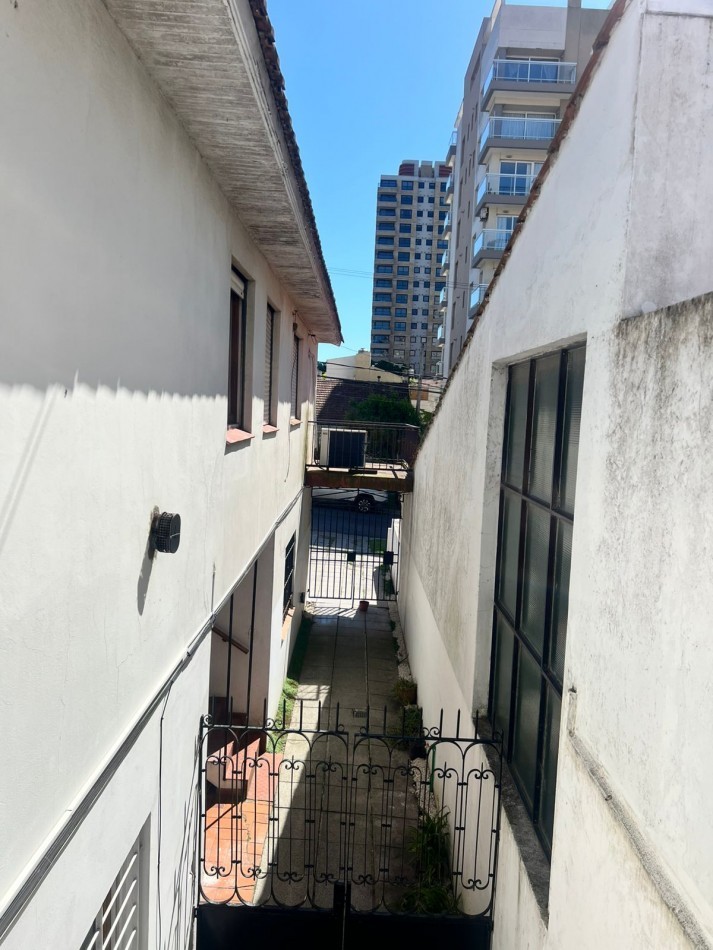 venta ph 3 ambientes con escritorio primer piso por escalera zona pringles 200