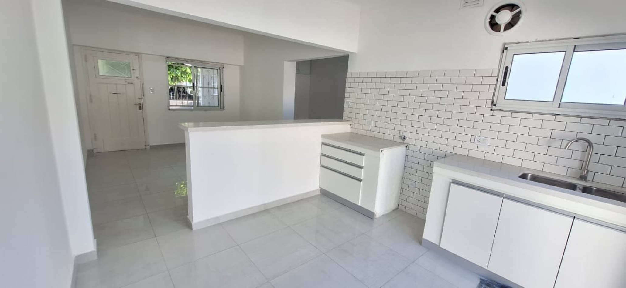 venta casa tres ambientes con garage y quincho zona Parque Luro