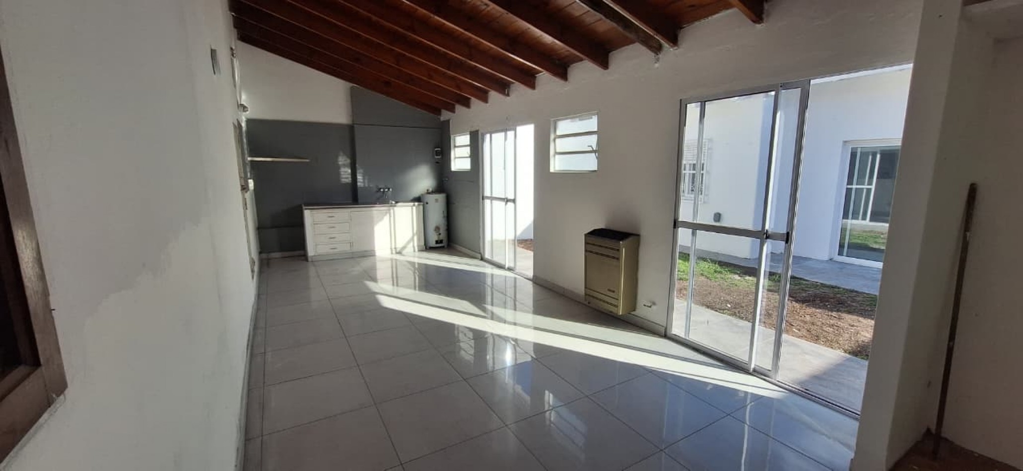 venta casa tres ambientes con garage y quincho zona Parque Luro
