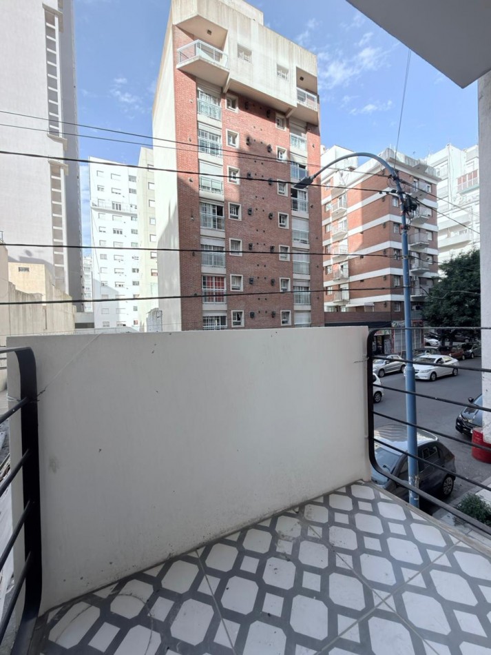 venta departamento dos ambientes al frente con balcon reciclado zona shopping Aldrey 