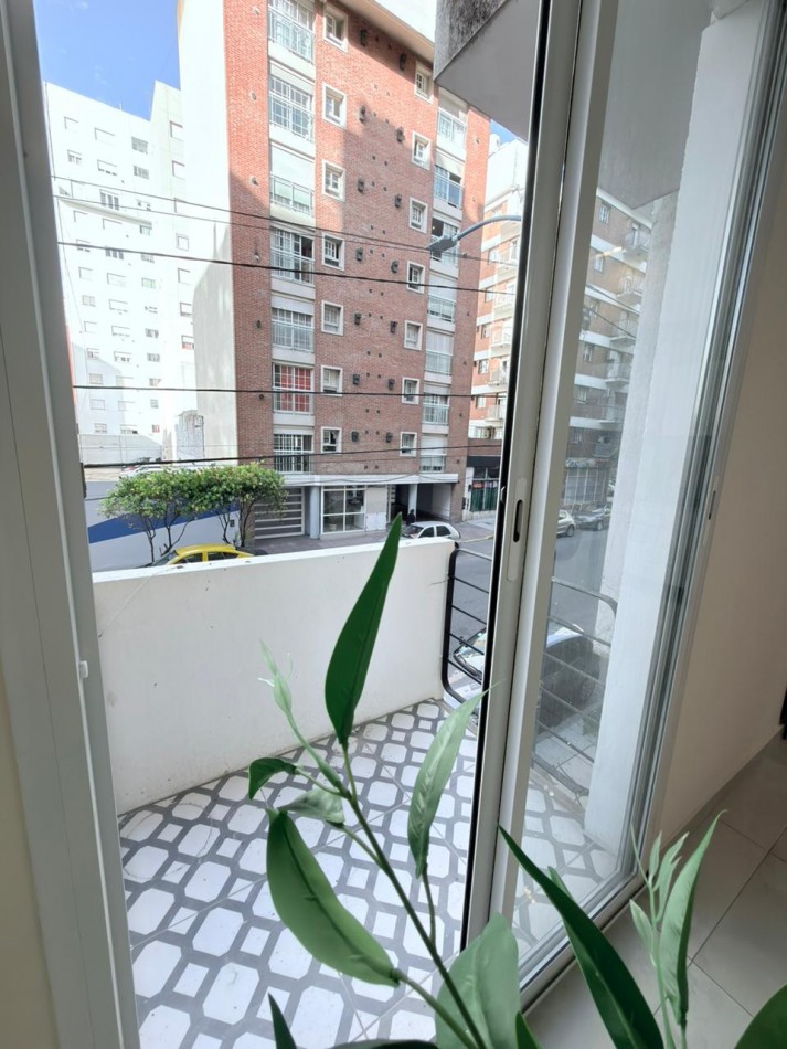 venta departamento dos ambientes al frente con balcon reciclado zona shopping Aldrey 
