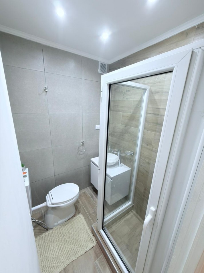 venta departamento dos ambientes al frente con balcon reciclado zona shopping Aldrey 