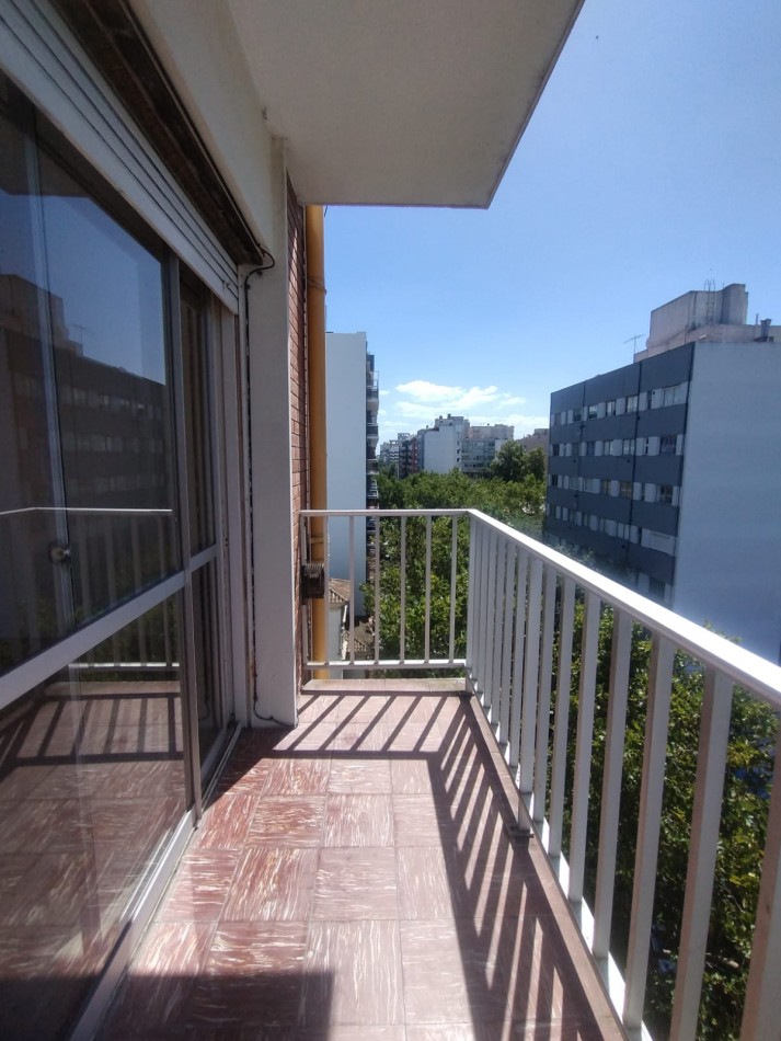 Alquiler 24 meses zona Guemes departamento dos ambientes a la calle con balcon super luminoso 