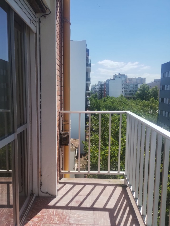 Alquiler 24 meses zona Guemes departamento dos ambientes a la calle con balcon super luminoso 