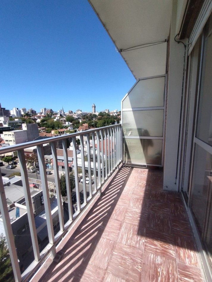 Alquiler 24 meses zona Guemes departamento dos ambientes a la calle con balcon super luminoso 