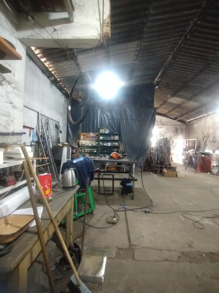 Venta Galpon / Taller con vivienda en planta alta - ideal inversion o uso mixto 