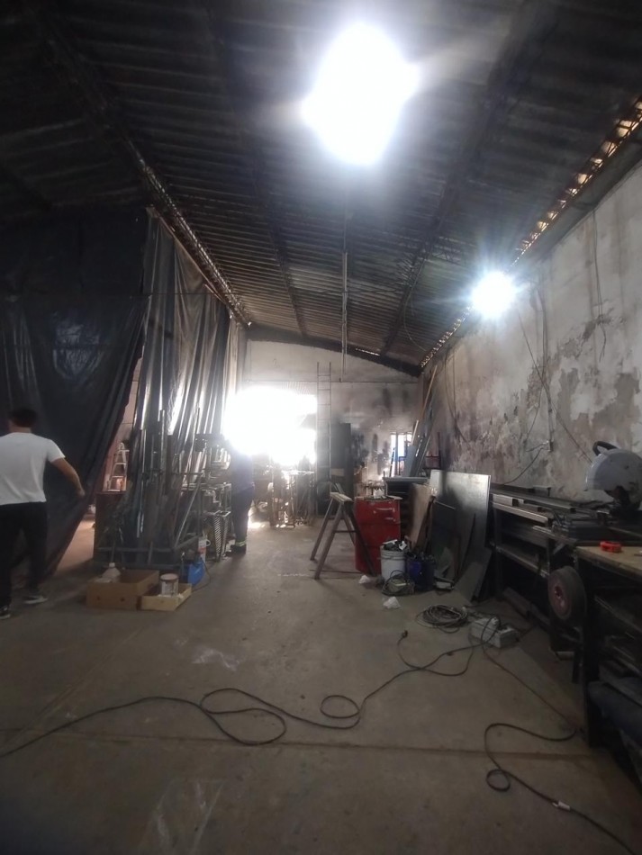 Venta Galpon / Taller con vivienda en planta alta - ideal inversion o uso mixto 