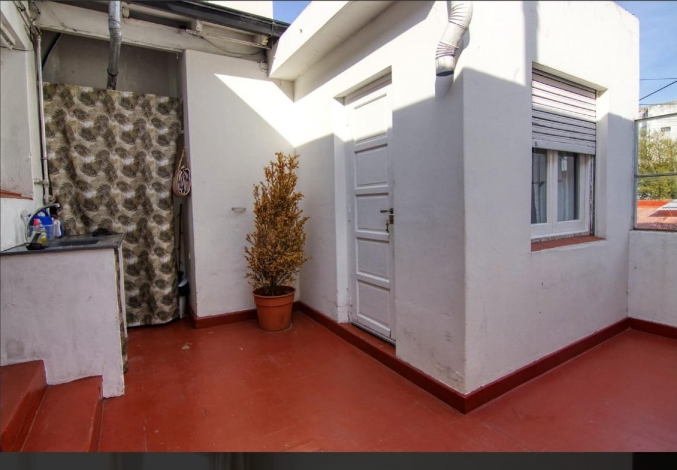 Alquiler 24 meses PH para uso profesional o comercial en primer piso al frente en Av. Colon 3400