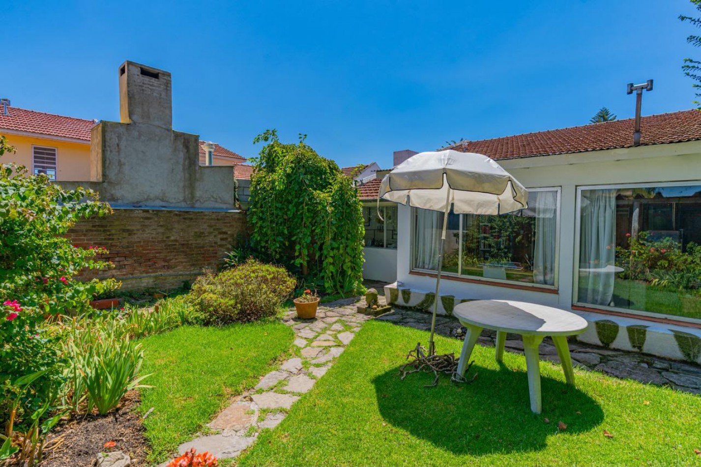 CHALET 4 AMBIENTES CON GARAGE Y PATIO BARRIO ESTELA MARIS CASTELLI 670