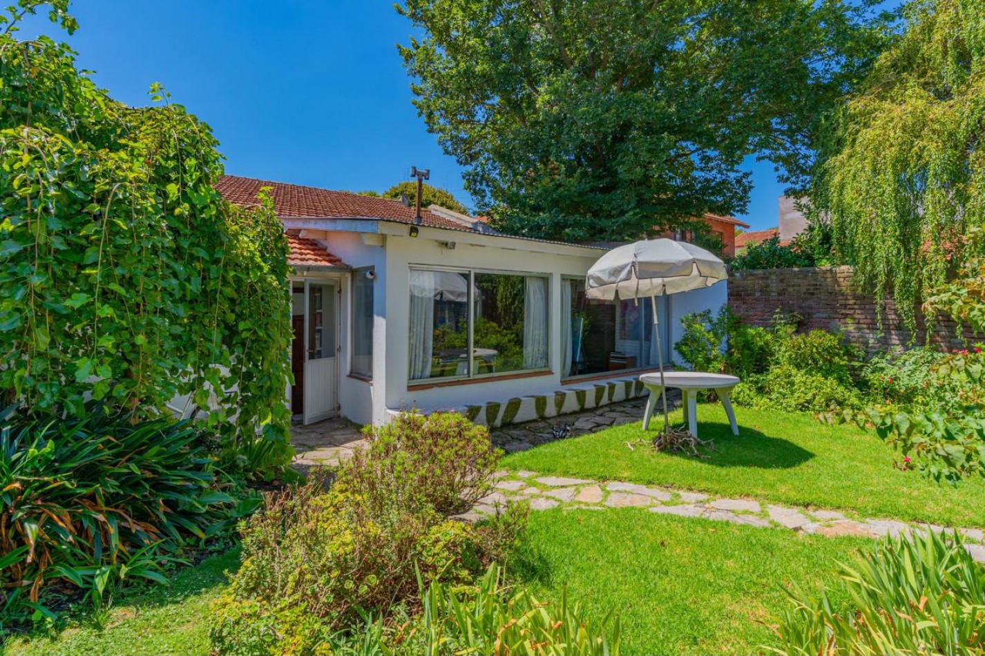CHALET 4 AMBIENTES CON GARAGE Y PATIO BARRIO ESTELA MARIS CASTELLI 670