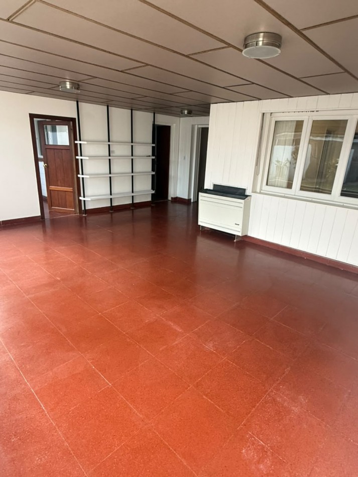 CHALET 4 AMBIENTES CON GARAGE Y PATIO BARRIO ESTELA MARIS CASTELLI 670