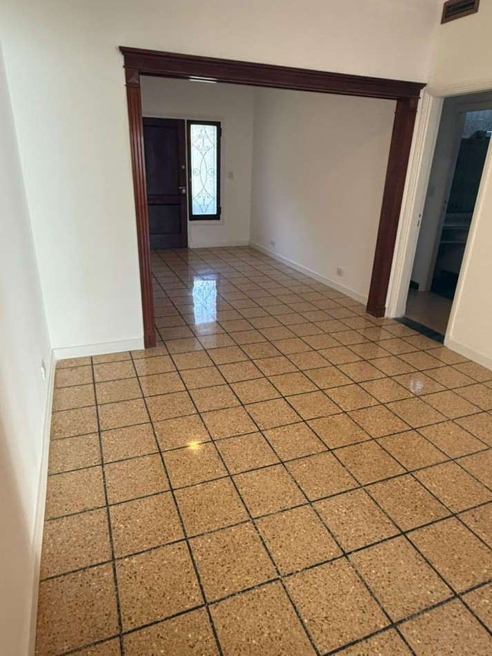CHALET 4 AMBIENTES CON GARAGE Y PATIO BARRIO ESTELA MARIS CASTELLI 670