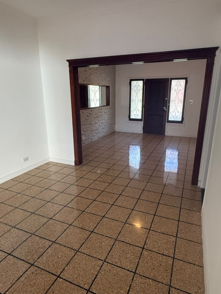 CHALET 4 AMBIENTES CON GARAGE Y PATIO BARRIO ESTELA MARIS CASTELLI 670