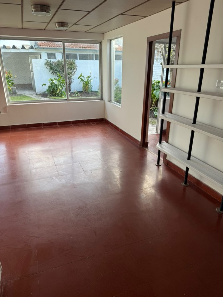 CHALET 4 AMBIENTES CON GARAGE Y PATIO BARRIO ESTELA MARIS CASTELLI 670