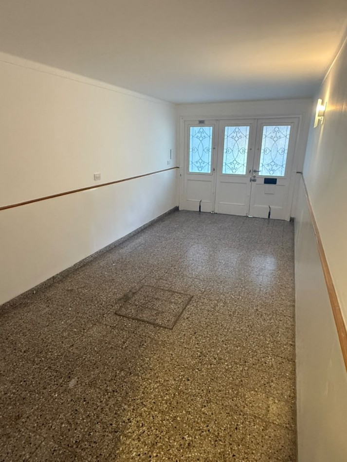 CHALET 4 AMBIENTES CON GARAGE Y PATIO BARRIO ESTELA MARIS CASTELLI 670
