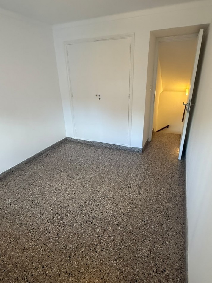 CHALET 4 AMBIENTES CON GARAGE Y PATIO BARRIO ESTELA MARIS CASTELLI 670
