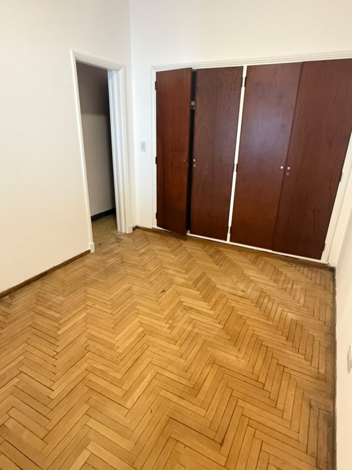 CHALET 4 AMBIENTES CON GARAGE Y PATIO BARRIO ESTELA MARIS CASTELLI 670