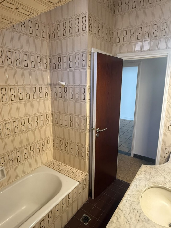 CHALET 4 AMBIENTES CON GARAGE Y PATIO BARRIO ESTELA MARIS CASTELLI 670
