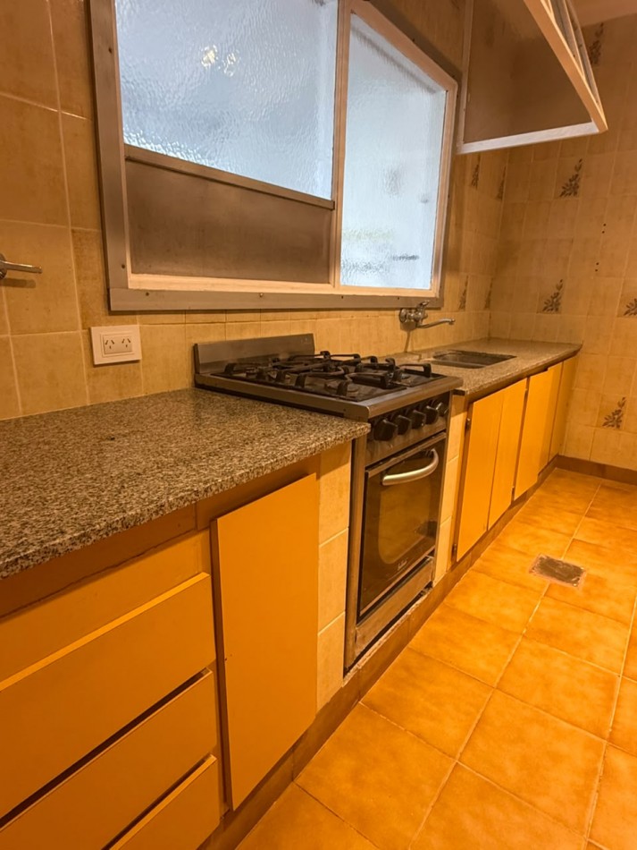 CHALET 4 AMBIENTES CON GARAGE Y PATIO BARRIO ESTELA MARIS CASTELLI 670