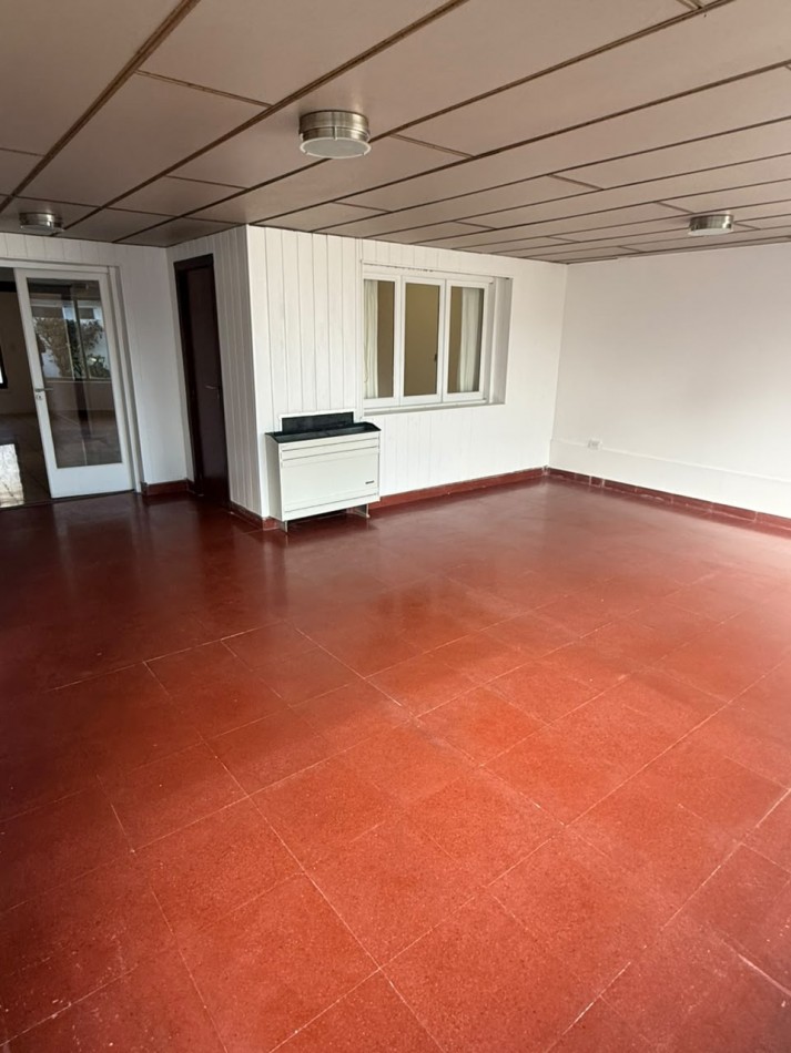 CHALET 4 AMBIENTES CON GARAGE Y PATIO BARRIO ESTELA MARIS CASTELLI 670