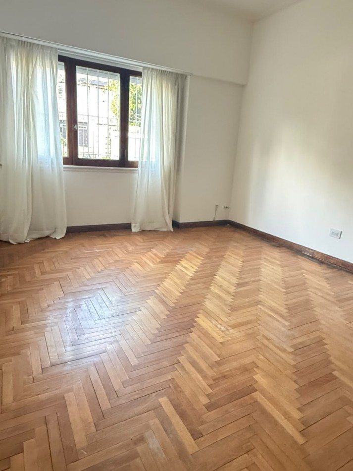 CHALET 4 AMBIENTES CON GARAGE Y PATIO BARRIO ESTELA MARIS CASTELLI 670