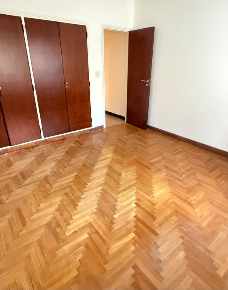 CHALET 4 AMBIENTES CON GARAGE Y PATIO BARRIO ESTELA MARIS CASTELLI 670