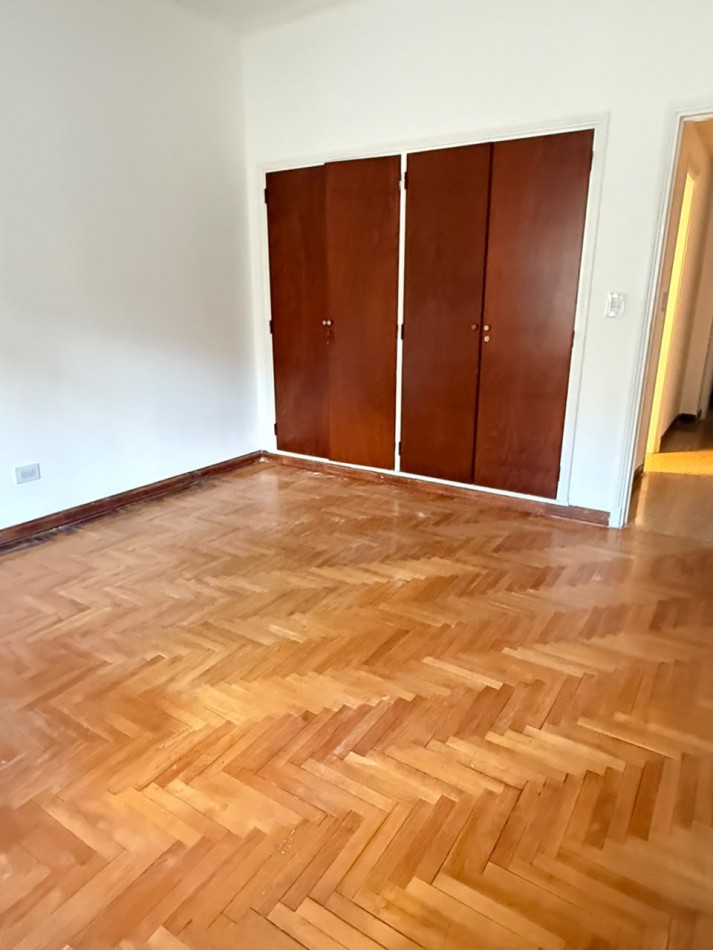 CHALET 4 AMBIENTES CON GARAGE Y PATIO BARRIO ESTELA MARIS CASTELLI 670