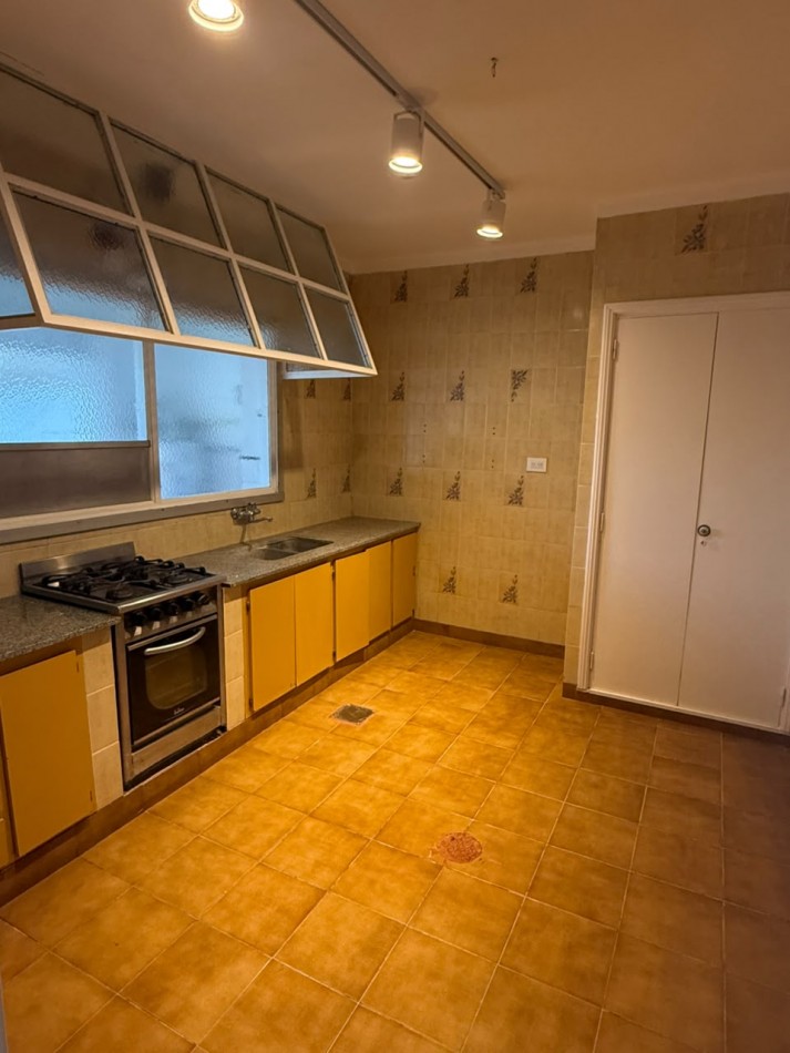 CHALET 4 AMBIENTES CON GARAGE Y PATIO BARRIO ESTELA MARIS CASTELLI 670