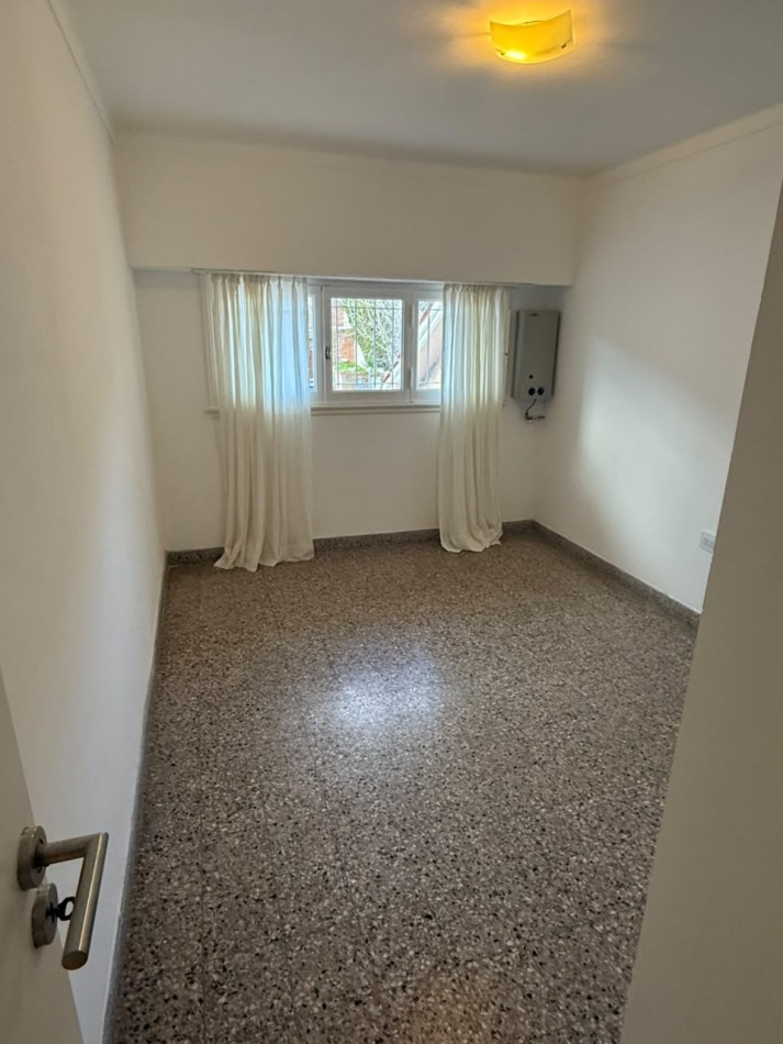 CHALET 4 AMBIENTES CON GARAGE Y PATIO BARRIO ESTELA MARIS CASTELLI 670