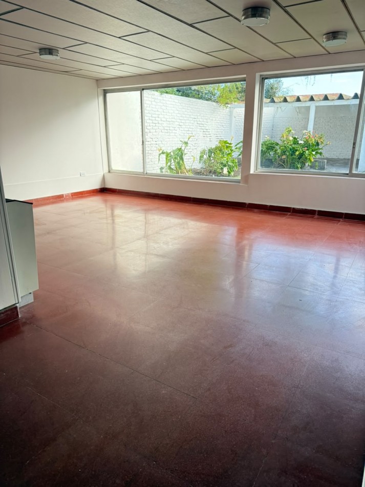 CHALET 4 AMBIENTES CON GARAGE Y PATIO BARRIO ESTELA MARIS CASTELLI 670